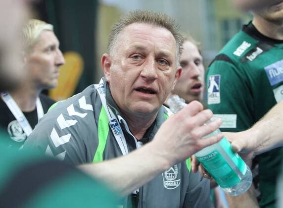 Leipzig, 16.05.2013, Arena, Handball Männer, 2. Bundesliga, 35. Spieltag , SC DHfK Leipzig vs. Eintracht Hildesheim 29:26 (13:12). , Trainer Michael Biegler während der Auszeit (Leipzig). ,