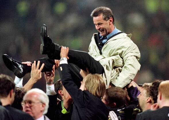 SPORT, FUSSBALL CHAMPIONSLEAGUE FINALE, BORUSSIA DORTMUND, 28.05.1997, MÜNCHEN - Die Dortmunder Spieler bejubeln den Sieg nach dem Spielende und werfen Trainer Ottmar HITZFELD in die Luft. Championsleague Finale 1997 Borussia Dortmund