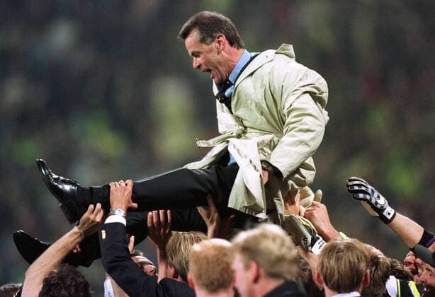 SPORT, FUSSBALL CHAMPIONSLEAGUE FINALE, BORUSSIA DORTMUND, 28.05.1997, MÜNCHEN - Die Dortmunder Spieler bejubeln den Sieg nach dem Spielende und werfen Trainer Ottmar HITZFELD in die Luft. Championsleague Finale 1997 Borussia Dortmund