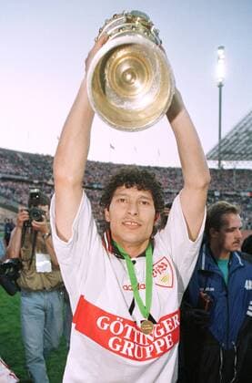 SPORT, FUSSBALL DFB-POKALFINALE, VFB STUTTGART - ENERGIE COTTBUS 2:0, 14.06.1997, BERLIN - Der Stuttgarter Krassimir BALAKOV bejubelt den Sieg nach dem Spiel mit dem Pokal. DFB-Pokalfinale VfB Stuttgart-Energie Cottbus 14.06.1997