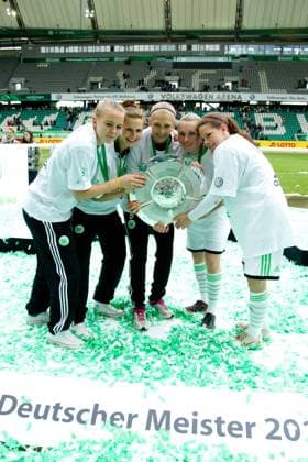 Torwart Merle Frohms,Annabel Jäger,Johanna Tietge,Stephane Bunte,Maren Tetzlaff (v.li.,VfL Wolfsburg) (v.li.,VfL Wolfsburg) mit Meisterschale - 1. Fußball Bundesliga Punktspiel Saison 2012-13 VFL Wolfsburg vs. SC Bad Neuenahr in der Volkswagen Arena in Wolfsburg - 12.05.2013, Deutschland, Fußball, Frau,Frauen