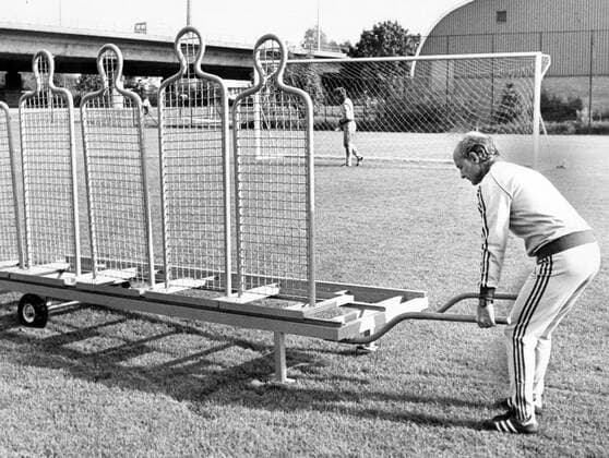 Trainer Dettmar Cramer (Bayer 04 Leverkusen) bringt eine künstliche Freistoßmauer aus Metall in Stellung