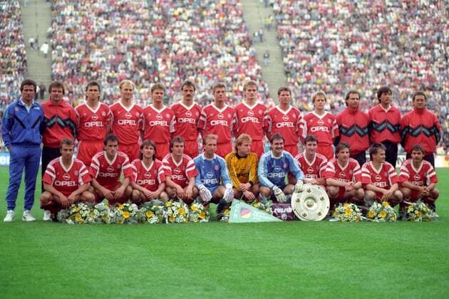 Der FC Bayern München ist deutscher Meister 1989 1990, hi.v.li.: Trainer Jupp Heynckes, Co Trainer Egon Coordes, Klaus Augenthaler, Hansi Pflügler, Roland Wohlfarth, Jürgen Kohler, Thomas Strunz, Manfred Bender, Stefan Reuter, Hansi Dorfner, Masseur Alfred Binder, Mannschaftsarzt Dr. Hans Wilhelm Müller Wohlfahrt, Masseur Wolfgang Gebhardt, vorn: Hansi Flick, Radmilo Mihajlovic, Ludwig Kögl, Roland Grahammer, xxx, Sven Scheuer, Raimond Aumann, Alan McInally, Thomas Kastenmaier, Manfred Schwabl, Olaf Thon