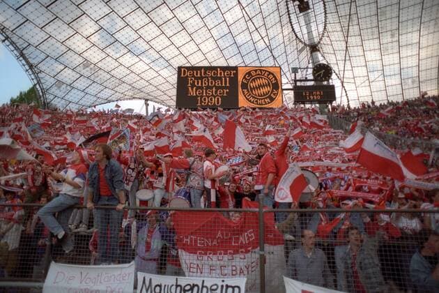 Der FC Bayern München ist deutscher Meister 1989 1990, der Fanblock feiert