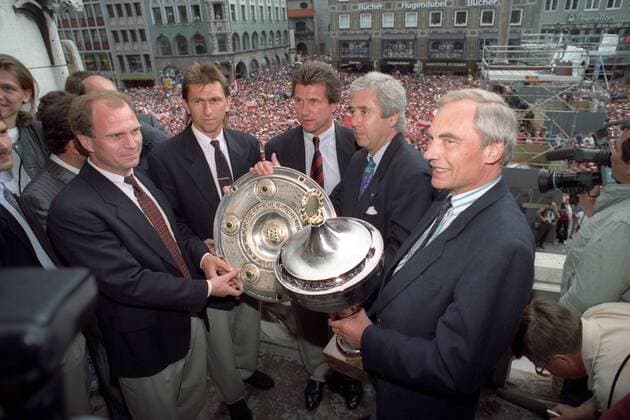 Der FC Bayern München ist deutscher Meister 1989 1990, auf dem Rathausbalkon mit meisterschale und Pokal v.li.: Manager Uli Hoeneß, Klaus Augenthaler, Trainer Jupp Heynckes, Präsident Prof. Fritz Scherer und Münchens Oberbürgermeister Georg Kronawitter (SPD)