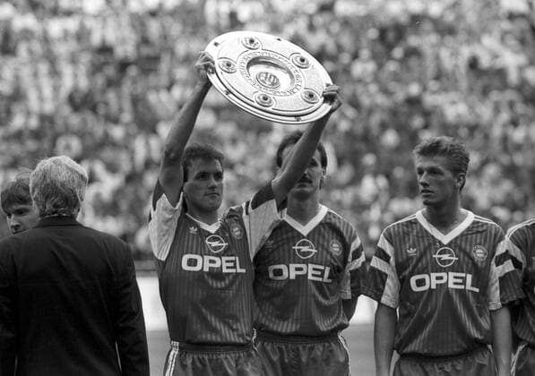 Der FC Bayern München ist deutscher Meister 1989 1990, Radmilo Mihajlovic präsentiert die Meisterschale, daneben Jürgen Kohler und Thomas Strunz