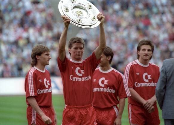 Der FC Bayern München ist deutscher Meister 1989 1990, v.li.: Ludwig Kögl, Stefan Reuter, Olaf Thon und Thomas Kastenmaier