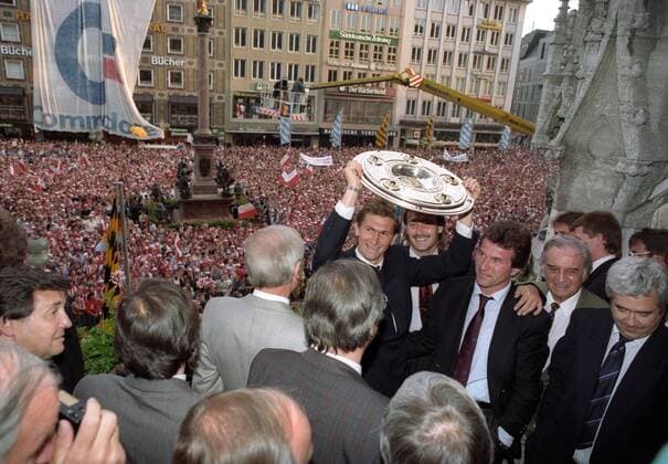 Fußball, FC Bayern München, Deutscher Meister 1989 Der FC Bayern München ist deutscher Meister 1988 1989, Klaus Augenthaler präsentiert die Meisterschale auf dem Rathausbalkon, daneben Torwart Raimond Aumann, Trainer Jupp Heynckes, Präsident Prof. Fritz Scherer