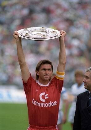 Fußball, FC Bayern München, Deutscher Meister 1989 Der FC Bayern München ist deutscher Meister 1988 1989, Klaus Augenthaler präsentiert die Meisterschale