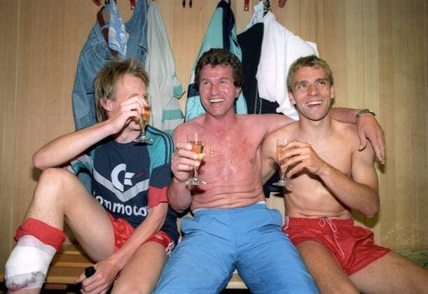 Fußball, FC Bayern München, Deutscher Meister 1989 Der FC Bayern München ist deutscher Meister 1988 1989, v.li.: Hansi Dorfner, Trainer Jupp Heynckes und Hansi Flick