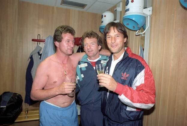 Der FC Bayern München ist deutscher Meister 1988 1989, v.li.: Trainer Jupp Heynckes, Co Trainer Egon Coordes und Mannschaftsarzt Dr. Hans Wilhelm Müller Wohlfahrt