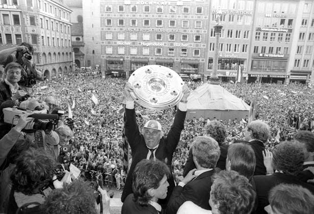 Fußball, FC Bayern München, Deutscher Meister 1987 Der FC Bayern München ist deutscher Meister 1986 1987, Trainer Udo Lattek präsentiert die Meisterschale auf dem Rathausbalkon