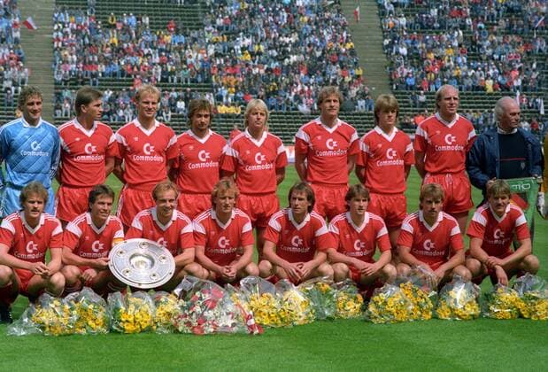 Der FC Bayern München ist deutscher Meister 1986 1987, hi.v.li.: Torwart Jean Marie Pfaff, Klaus Augenthaler, Hansi Pflügler, Helmut Winklhofer, Norbert Nachtweih, Holger Willmer, Lars Lunde, Dieter Hoeneß, Trainer Udo Lattek, vorn: Roland Wohlfarth, Lothar Matthäus, Michael Rummenigge, Andreas Brehme, Norbert Eder, Ludwig Kögl, Hansi Flick und Torwart Robert Dekeyser