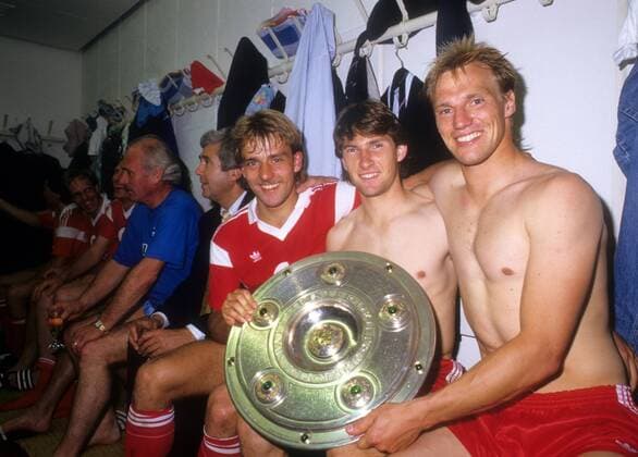 Der FC Bayern München ist deutscher Meister 1986 1987, v.re.: Hansi Pflügler, Ludwig Kögl, Hans Dieter Flick, Präsident Prof. Fritz Scherer, Trainer Udo Lattek, Dieter Hoeneß und Michael Rummenigge