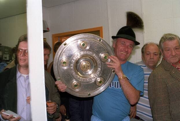 Der FC Bayern München ist deutscher Meister 1986 1987, Trainer Udo Lattek mit der Meisterschale