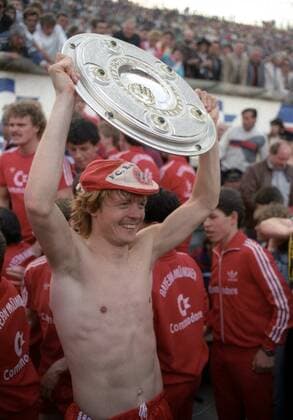 Der FC Bayern München ist deutscher Meister 1985 1986, Sören Lerby präsentiert die Meisterschale