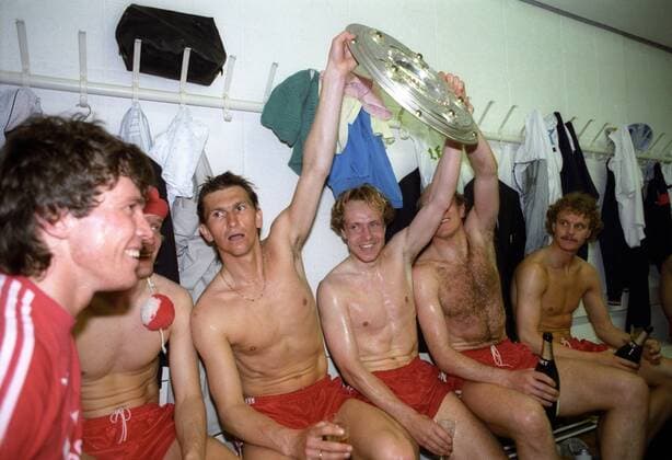 Der FC Bayern München ist deutscher Meister 1985 1986, v.li.: Lothar Matthäus, Sören Lerby, Klaus Augenthaler, Michael Rummenigge, Dieter Hoeneß und Roland Wohlfarth
