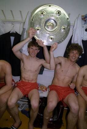 Der FC Bayern München ist deutscher Meister 1985 1986, Ludwig Kögl (li.) und Frank Hartmann mit der Meisterschale