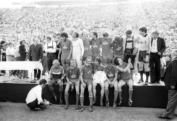 Der FC Bayern München ist deutscher Meister 1980 1981, Klaus Augenthaler und Hans Weiner mit der Meisterschale