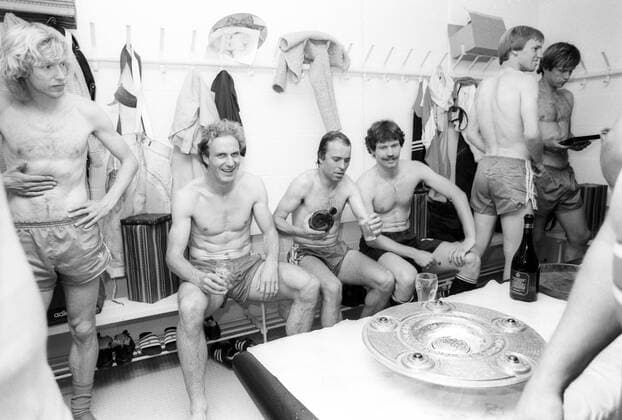 Der FC Bayern München ist deutscher Meister 1980 1981, v.li.: Kalle del Haye, Karl Heinz Rummenigge, Wolfgang Kraus, Torwart Manfred Müller, Hansi Pflügler und Udo Horsmann