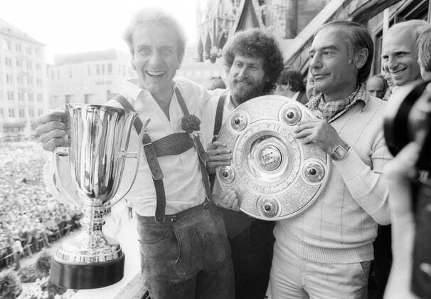 Fußball, FC Bayern München, Deutscher Meister 1981 Der FC Bayern München ist deutscher Meister 1980 1981, v.li.: Karl Heinz Rummenigge, Paul Breitner und Trainer Pal Csernai