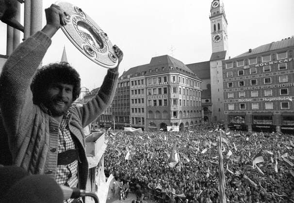 Der FC Bayern München ist deutscher Meister 1979 1980, Paul Breitner präsentiert die Meisterschale auf dem Rathausbalkon