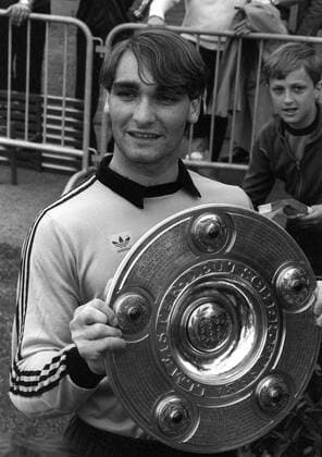 Der FC Bayern München ist deutscher Meister 1979 1980, Torwart Walter Junghans mit der Meisterschale