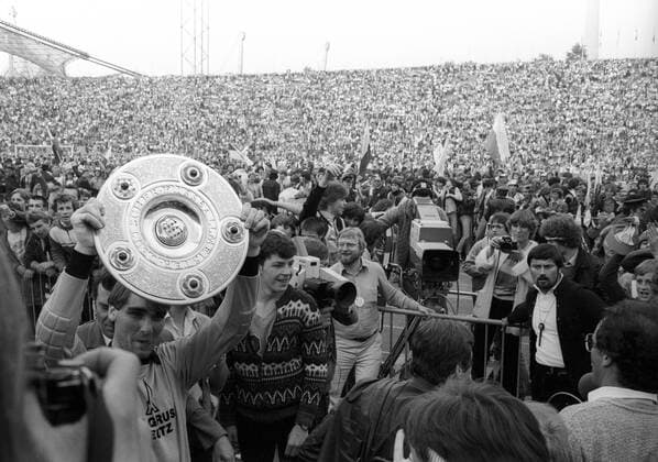 Der FC Bayern München ist deutscher Meister 1979 1980, Torwart Walter Junghans präsentiert die Meisterschale