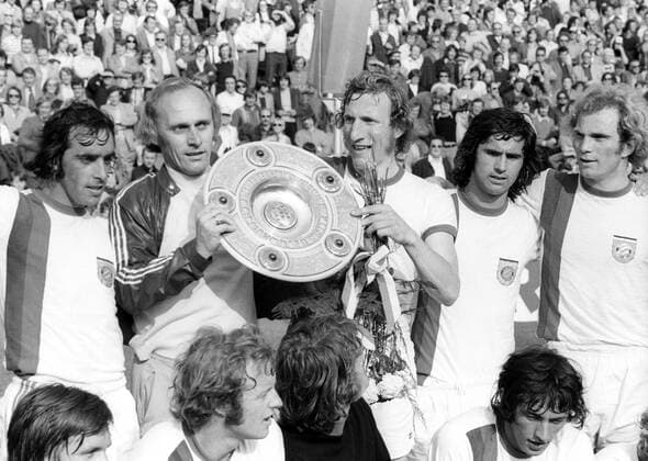 Fußball, FC Bayern München, Deutscher Meister 1973 Der FC Bayern München ist deutscher Meister 1972 1973, v.li.: Franz Krauthausen, Trainer Udo Lattek, Hans Georg -Katsche- Schwarzenbeck, Gerd Müller, Uli Hoeneß