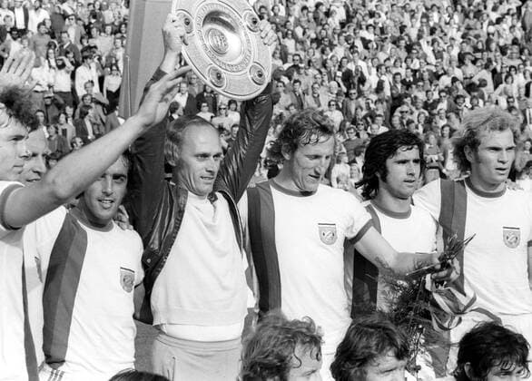Der FC Bayern München ist deutscher Meister 1972 1973, v.li.: Franz Beckenbauer, Franz -Bulle- Roth, Franz Krauthausen, Trainer Udo Lattek, Hans Georg -Katsche- Schwarzenbeck, Gerd Müller, Uli Hoeneß
