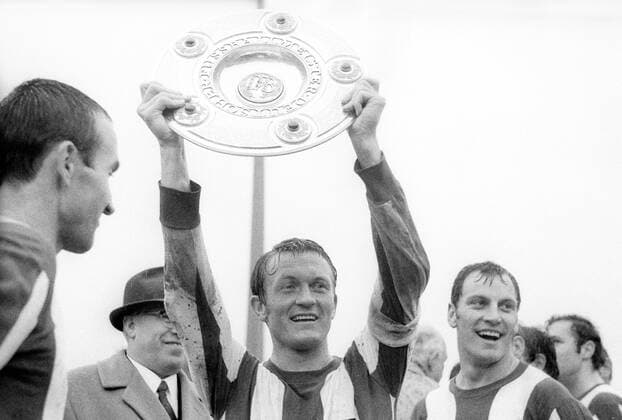 Fußball, FC Bayern München, Deutscher Meister 1969 Der FC Bayern München ist deutscher Meister 1968 1969, Werner Olk präsentiert die Meisterschale, daneben v.li.: Rainer Ohlhauser, Präsident Wilhelm Neudecker und Franz -Bulle- Roth