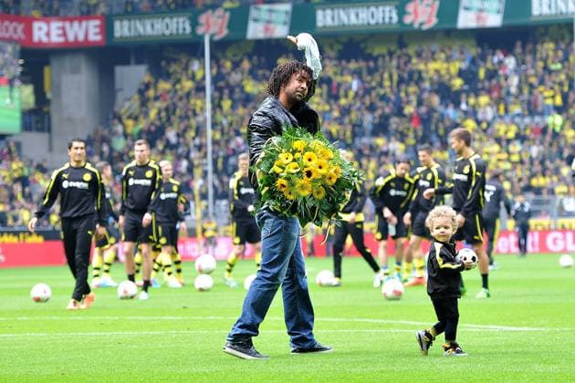 Fussball 1. Bundesliga 34. Spieltag Borussia Dortmund - 1899 Hoffenheim am 18.05.2013 im Signal Iduna Park in Dortmund Patrick Owomoyela ( Dortmund ), links mit Sohn Davi, rechts