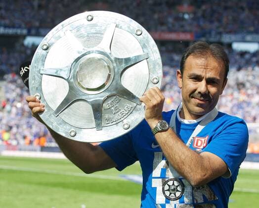 Fussball Berlin 19.05.2013 2. Bundesliga Saison 2012 2013 Hertha BSC Berlin - Energie Cottbus 1:1 Jos Luhukay (Hertha BSC, Trainer) mit Meisterschale der 2. Bundesliga