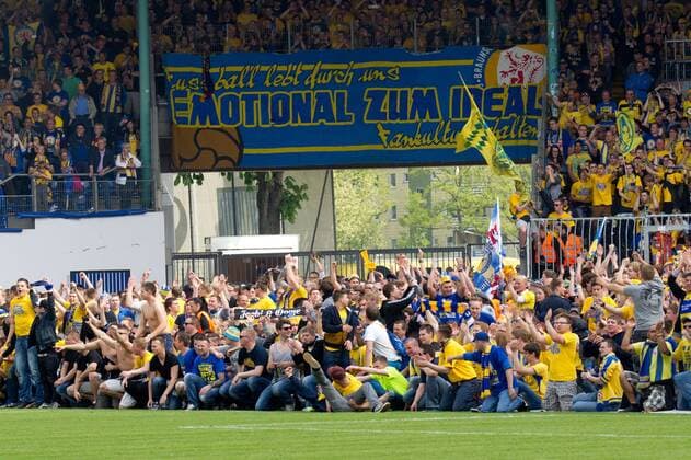 Fans von Eintracht Braunschweig am Spielfeldrand - 2. Fußball Bundesliga Punktspiel Saison 2012-13 Eintracht Braunschweig vs. FSV Frankfurt im Eintracht Stadion in Braunschweig - 19.05.2013, Deutschland, Fußball, Mann, Männer