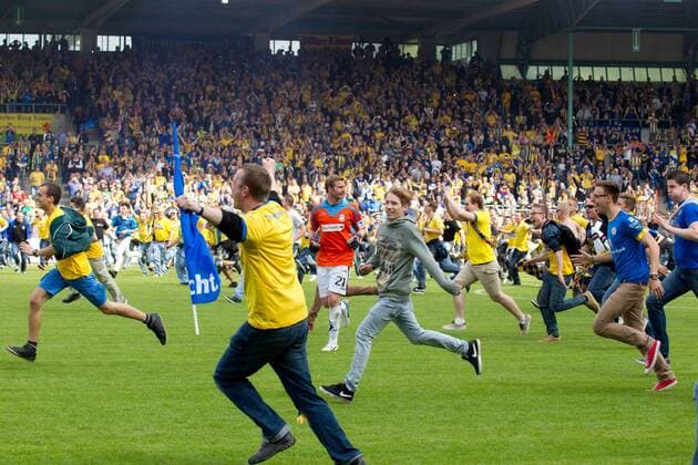 Torwart Sören Pirson (Mi.,FSV Frankfurt 1899) und Fans von Eintracht Braunschweig auf dem Spielfeld - 2. Fußball Bundesliga Punktspiel Saison 2012-13 Eintracht Braunschweig vs. FSV Frankfurt im Eintracht Stadion in Braunschweig - 19.05.2013, Deutschland, Fußball, Mann, Männer