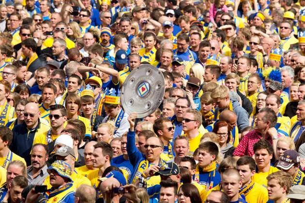 Fans von Eintracht Braunschweig im Innenraum nach Spielende - 2. Fußball Bundesliga Punktspiel Saison 2012-13 Eintracht Braunschweig vs. FSV Frankfurt im Eintracht Stadion in Braunschweig - 19.05.2013, Deutschland, Fußball, Mann, Männer
