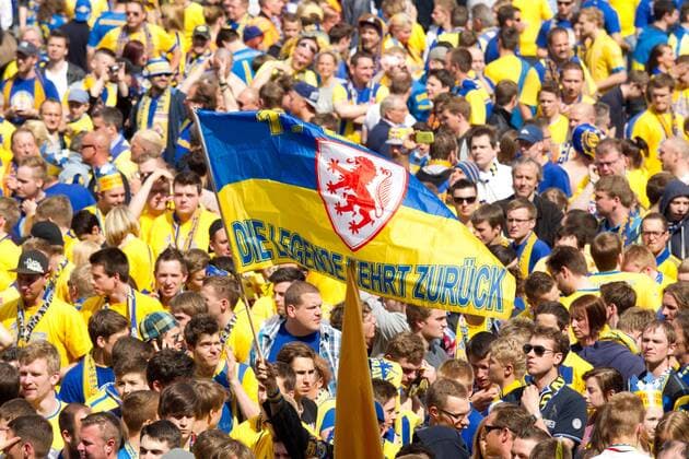 Fans von Eintracht Braunschweig im Innenraum nach Spielende - 2. Fußball Bundesliga Punktspiel Saison 2012-13 Eintracht Braunschweig vs. FSV Frankfurt im Eintracht Stadion in Braunschweig - 19.05.2013, Deutschland, Fußball, Mann, Männer