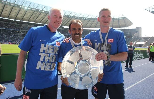 Jos Luhukay (Trainer Hertha BSC), mitte, mit der Meisterschale, links Rob Reekers (Co-Trainer Hertha BSC), rechts Markus Gellhaus (Co-Trainer Hertha BSC), Hertha BSC Berlin vs FC Energie Cottbus, 2.Bundesliga 2012 2013, Fußball, Fussball, soccer, Herren, Deutschland, Germany, Ergebnis 1:1 Berlin, 19.5.2013, Olympiastadion