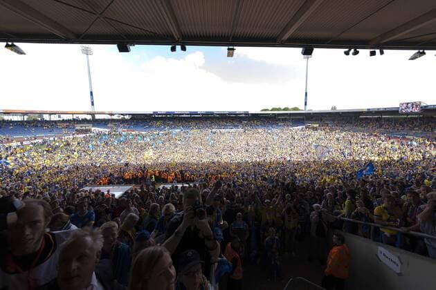 19.05.2013, Eintracht Stadion, Braunschweig, Ligaspiel 2. Liga, Eintracht Braunschweig vs FSV Frankfurt, im Bild Die Fans von Eintracht Braunschweig stuermen das Spielfeld und feiern den Aufstieg GER, 2. FBL, Eintracht Braunschweig vs FSV Frankfurt
