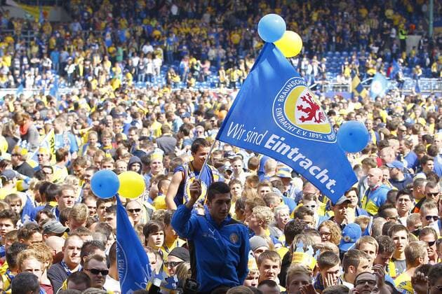 19.05.2013, Eintracht Stadion, Braunschweig, Ligaspiel 2. Liga, Eintracht Braunschweig vs FSV Frankfurt, im Bild Die Fans von Eintracht Braunschweig stuermen das Spielfeld und feiern den Aufstieg GER, 2. FBL, Eintracht Braunschweig vs FSV Frankfurt