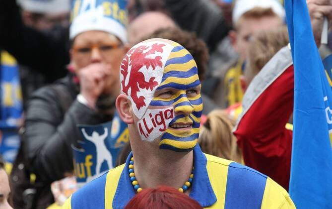 Aufstiegsempfang Eintracht Braunschweig Schlossplatz Braunschweig mit autokorso und eintrag in das Goldene Buch der stadt braunschweig. Eintrachtfan mit bemaltem Gesicht