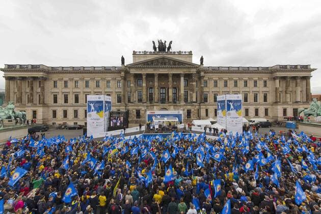 20.05.2013, Innenstadt, Braunschweig, Aufstiegsfeier Eintracht Braunschweig auf dem Schlossplatz, im Bild Der mit Fans gut gefuellte Schlossplatz GER, 2. FBL, Aufstiegsfeier Eintracht Braunschweig