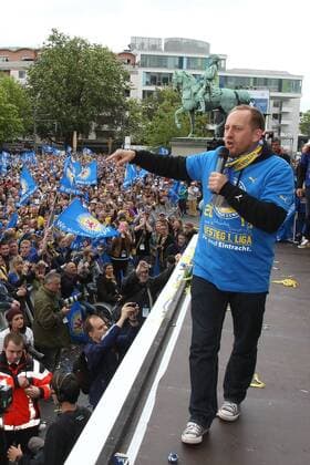 Trainer Torsten Lieberknecht (Eintracht Braunschweig) feiert mit den fans. Aufstiegsempfang Eintracht Braunschweig Schlossplatz Braunschweig mit autokorso und eintrag in das Goldene Buch der stadt braunschweig