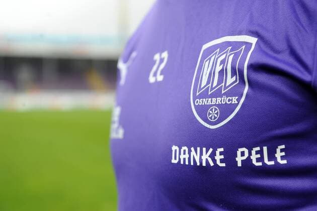 Osnabrück, Deutschland 18. Mai 2013: 3. Bundesliga 12 13 - VfL Osnabrück vs. Alemannia Aachen. die Mannschaft bedankt sich bei Ex-Trainer Claus-Dieter Pele Wollitz (Osnabrück). mt