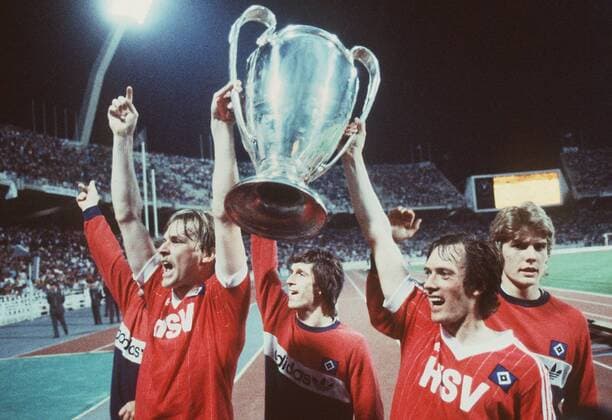 Vor 30 Jahren, am 25. Mai 1983, gewann der Hamburger SV den Europapokal der Landesmeister, Holger HIERONYMUS (li) und Bernd WEHMEYER (2.v.re) mit dem Pokal der Landesmeister, Ehrenrunde, Jubel, Europapokal der Landesmeister, Finale, Hamburger SV (HH) Athen Hamburger SV Hamburg HSV