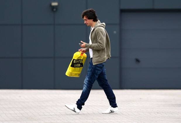 22.05.2013, Dortmund, 1. Bundesliga, Training Borussia Dortmund. Mats Hummels (Dortmund), Privatkleidung, Privat, Plastiktüte, Echte Liebe, BVB