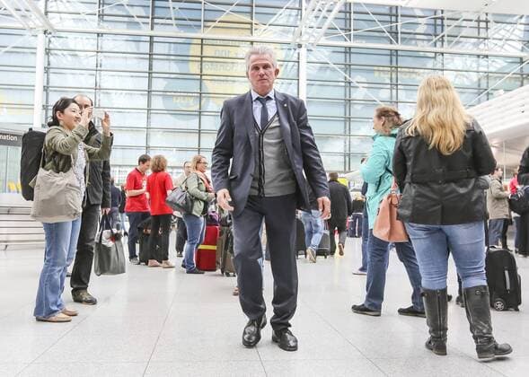 Trainer Cheftrainer Jupp HEYNCKES (FCB) Trainer, Coach, Einzelbild, Geste, Gestik, Mimik und Mannschaft des FCB am Flughafen MÜNCHEN 24.05.2013 vor dem Flug zum Spiel FC BAYERN MÜNCHEN gegen BORUSSIA DORTMUND im Fussball UEFA Champions League, Finale, im Wembley Stadion London am 25.05.2013 CL Saison 2012 2013, FCB, MÜNCHEN, BVB