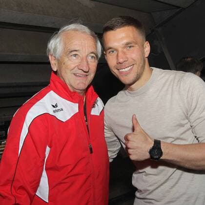 poldi vs merte Kicken für den guten Zweck Benefizspiel charity match von links: Hannes Löhr, Lukas Podolski Sport
