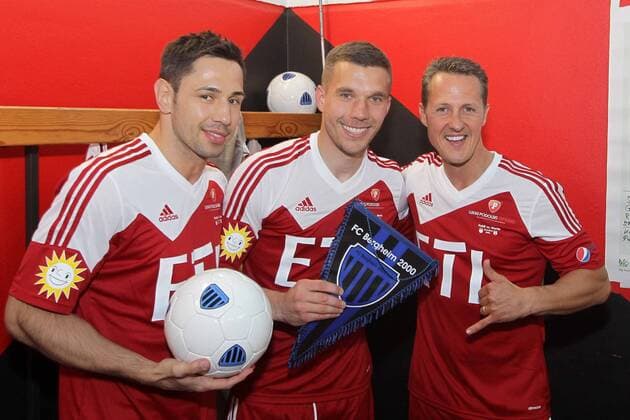 poldi vs merte Kicken für den guten Zweck Benefizspiel charity match von links: Felix Sturm, Lukas Podolski, Michael Schumacher in der Kabine Sport