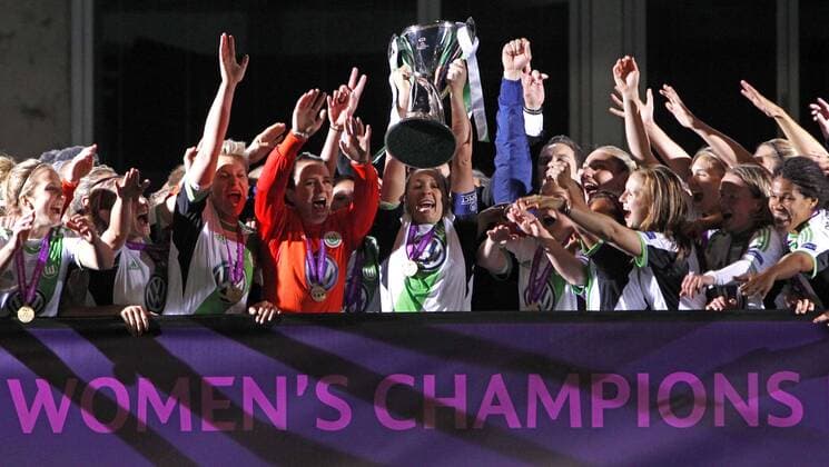 Wolfsburgs Nadine Keßler (M) and her team celebrate the victory, the win of the cup during the final of the Champions league between VFL Wolfsburg and Olympique Lyonnais, Stamford Bridge in London on May 23., 2013. VFL Wolfsburg gegen Olympique Lyonnaise im Finale der Champions League in der Saison 2012 2013 am 23. Mai 2013.